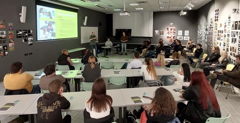 Image of lecturer introducing the Uni programme to prospective students